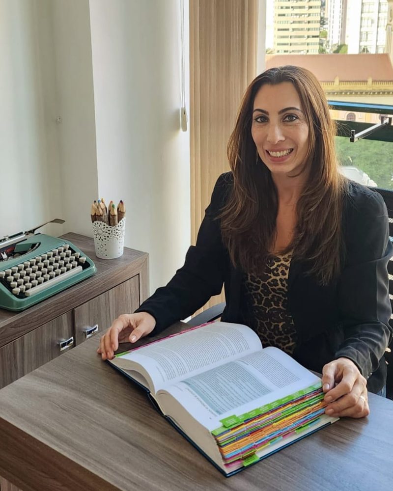 Paula Marcondes, neuropsicóloga, em seu consultório